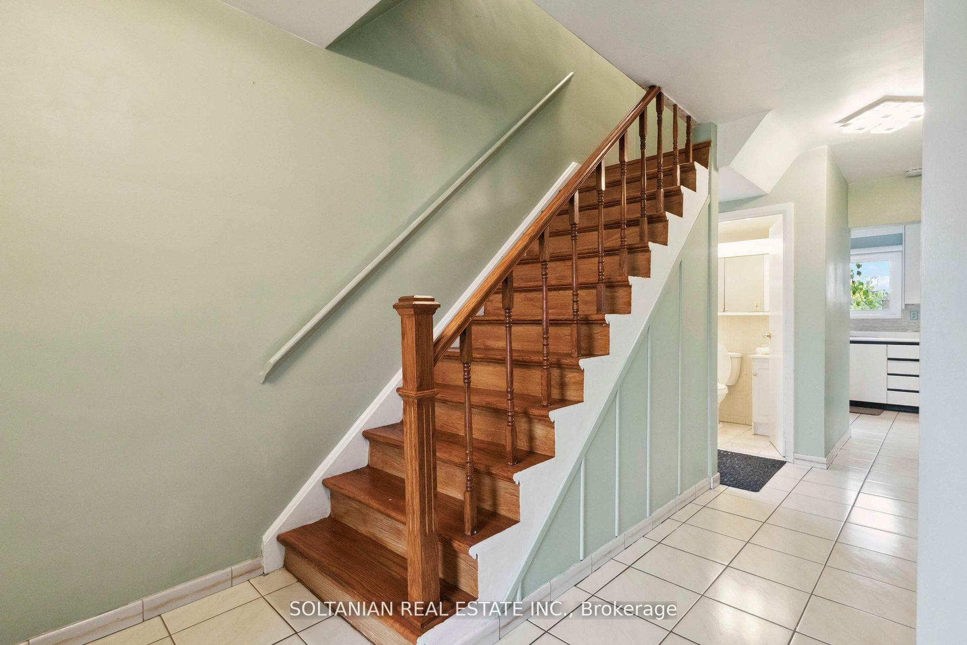 102 Elnathan Crescent photo 5
