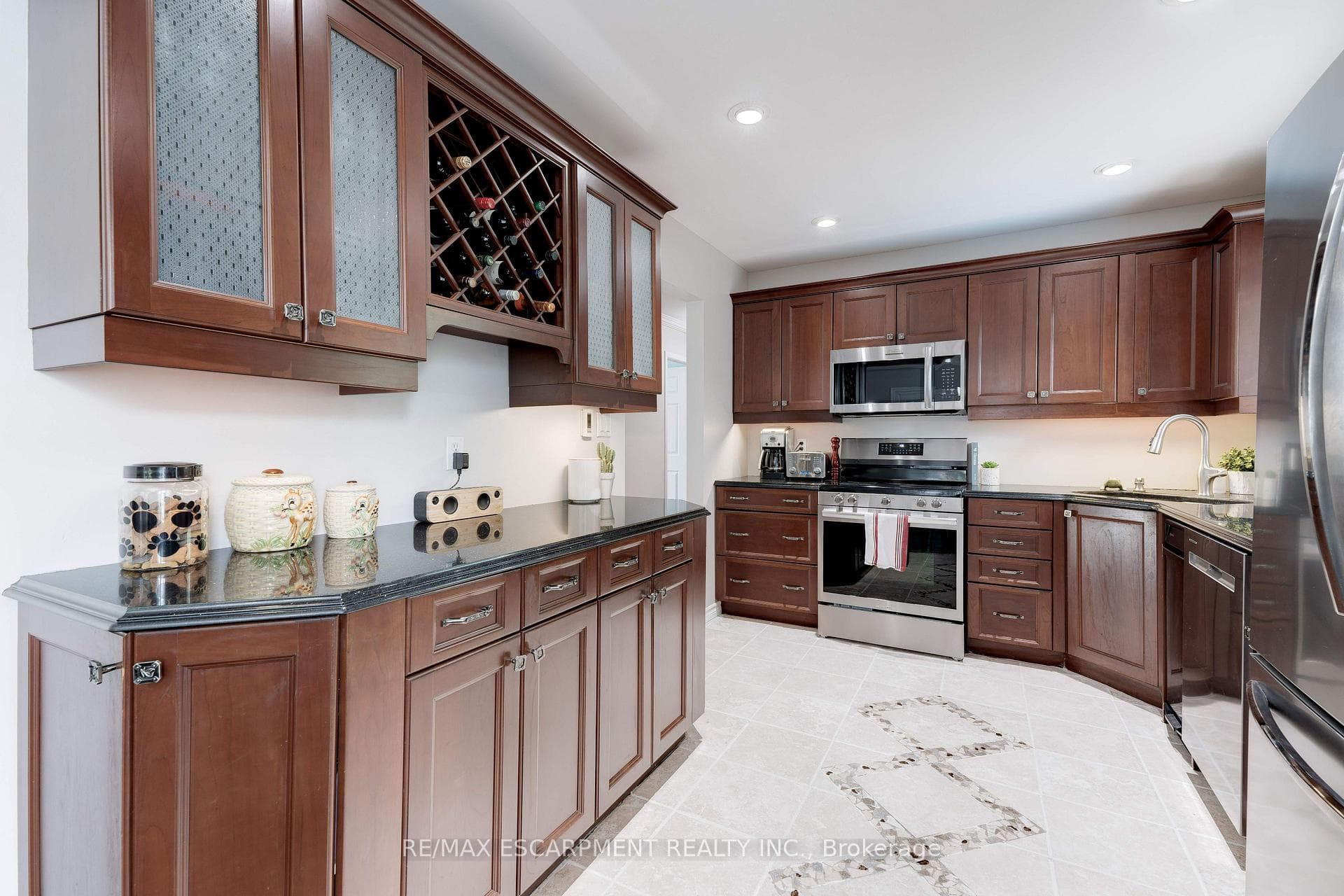 672 Maclaren Drive photo 10