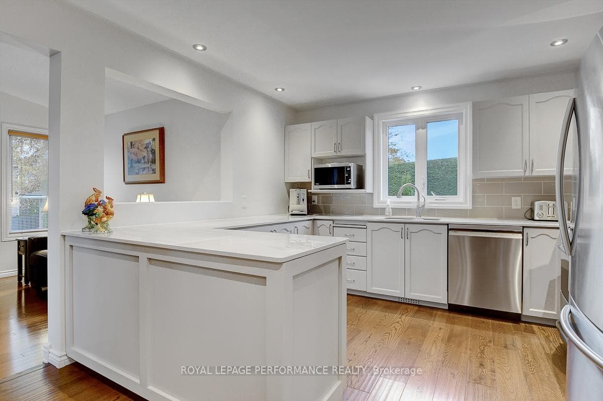 32 Parklands Avenue photo 18