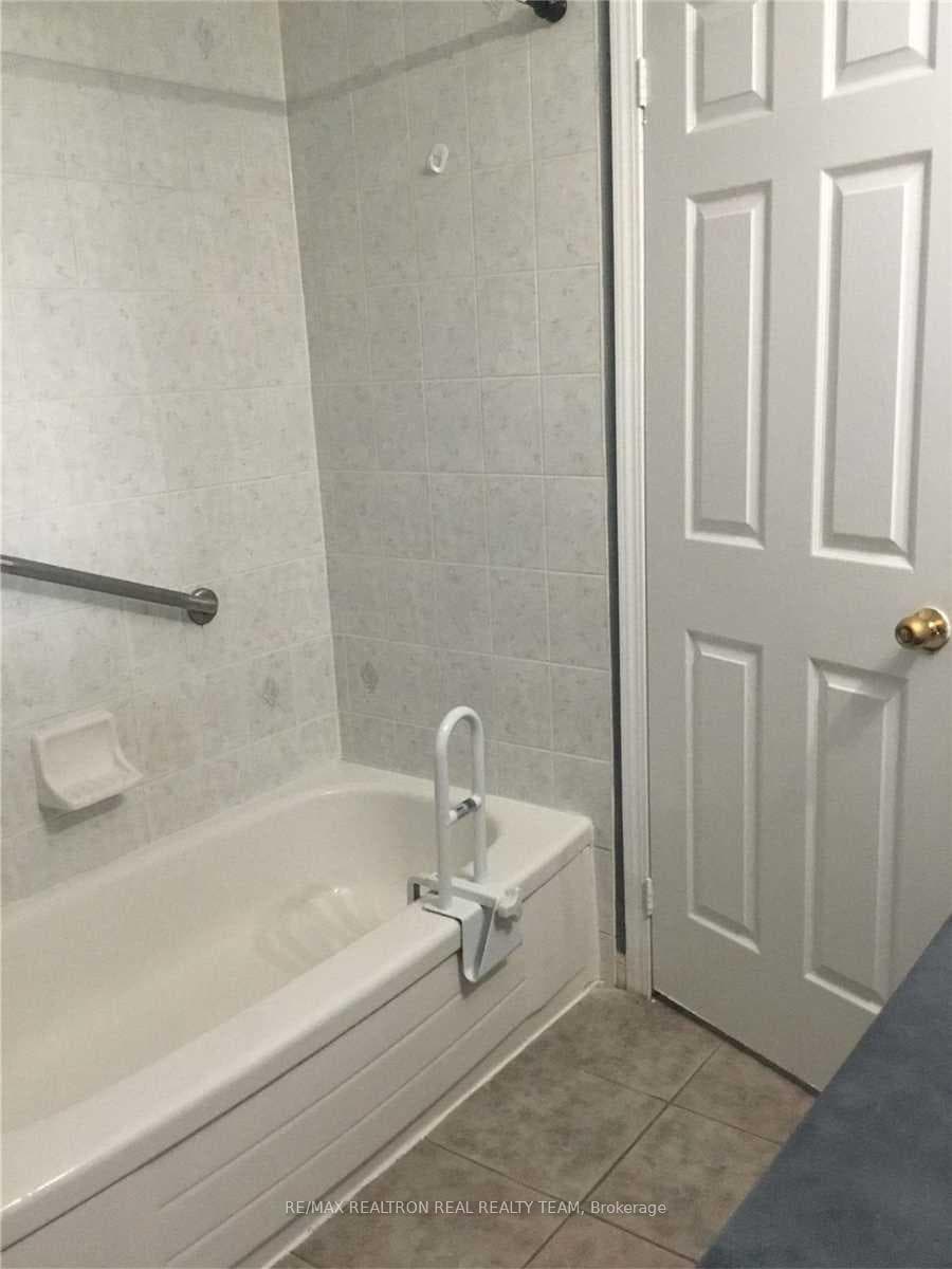 8892 Sheppard Avenue Unit Unit B photo 9