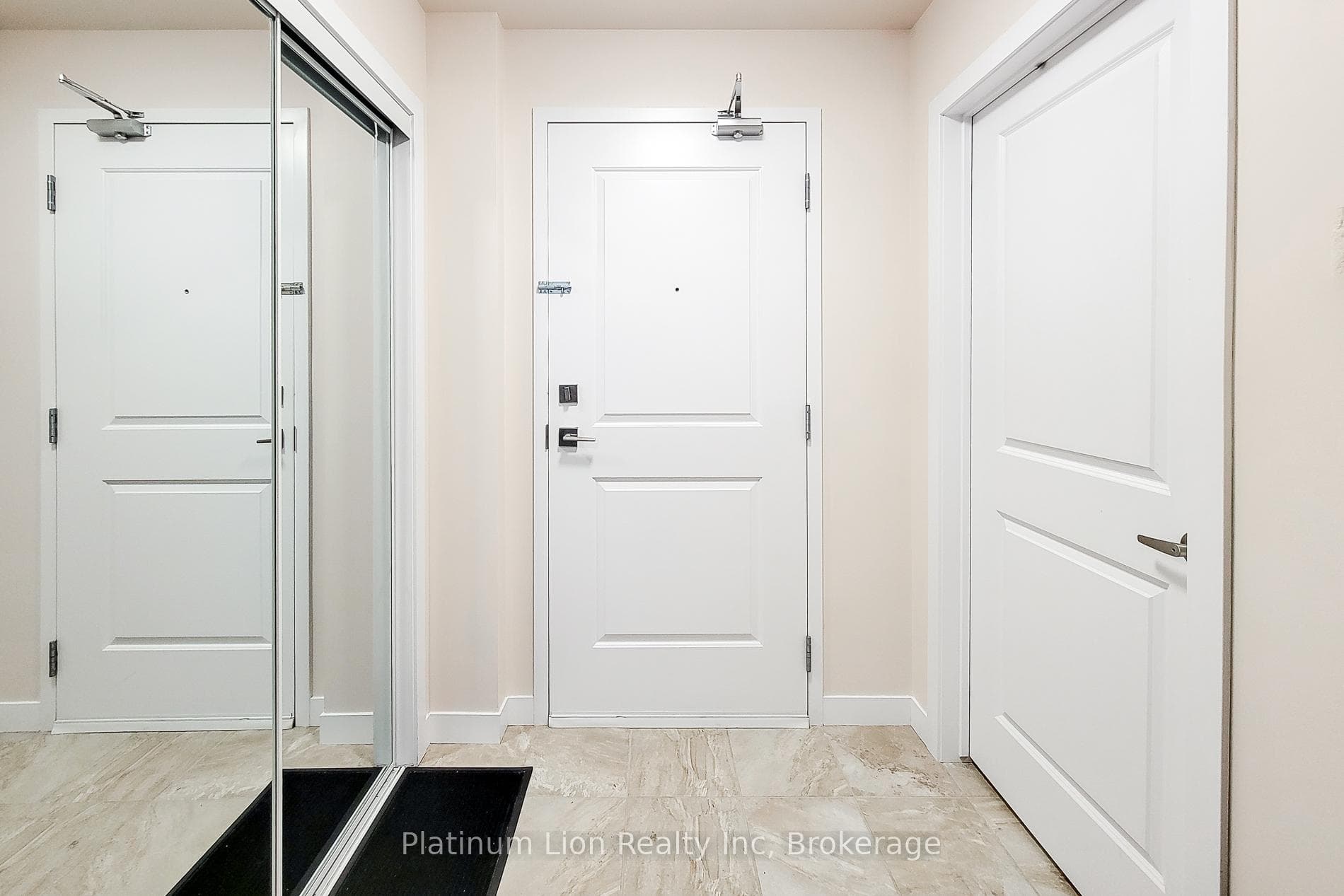 85 Robinson Street Unit 703 photo 3