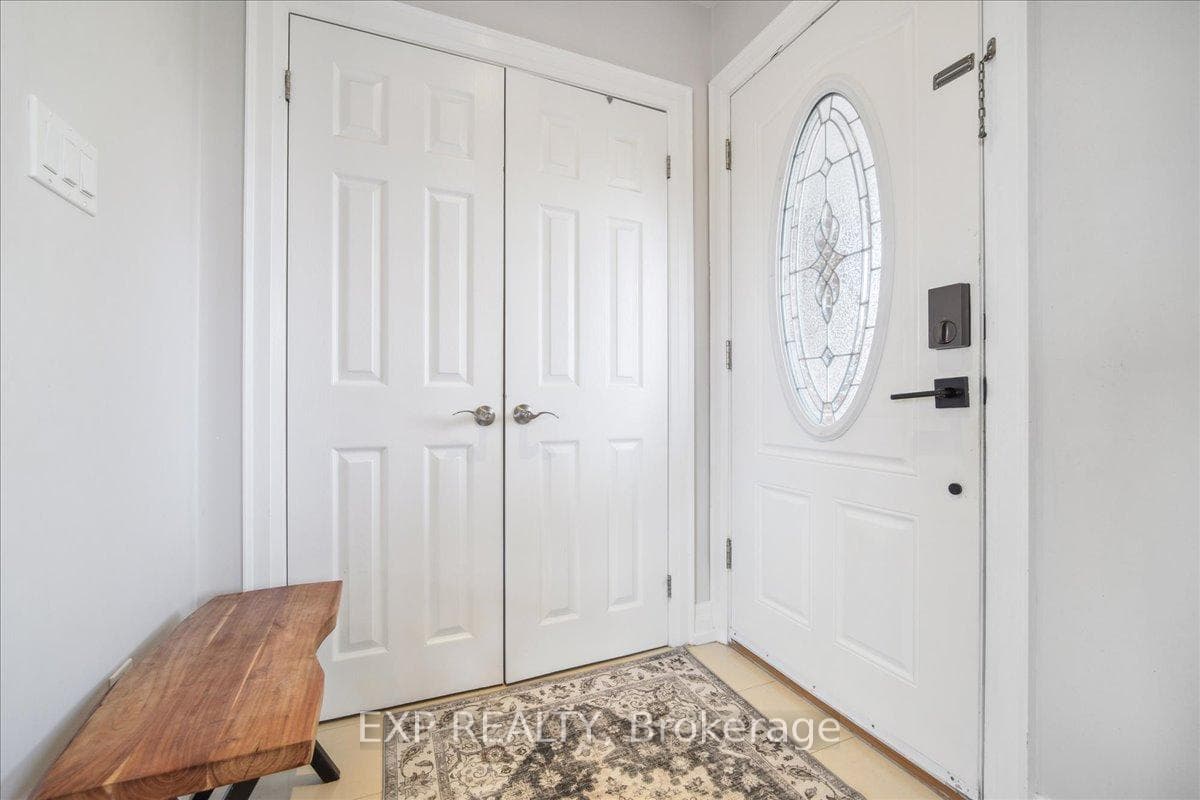 137 Kingsview Boulevard photo 2