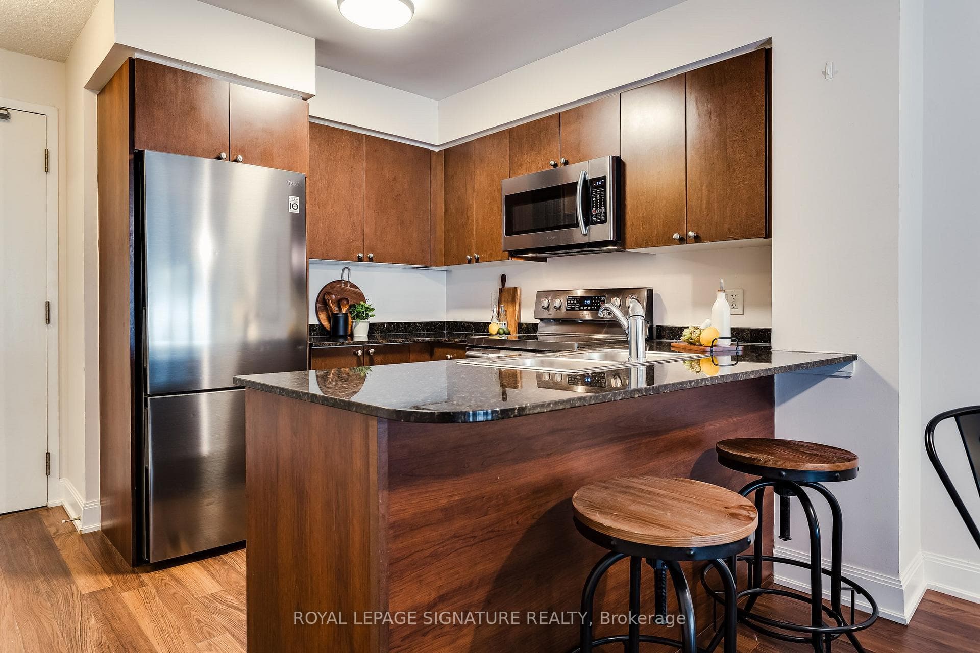 2191 Yonge Street Unit 910 photo 6