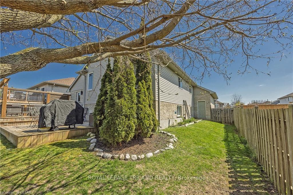 22 EDGEWELL Crescent photo 40