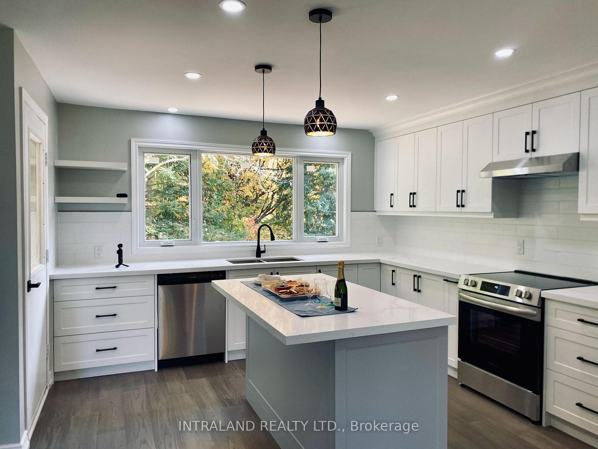 1179 Sutton Court photo 4