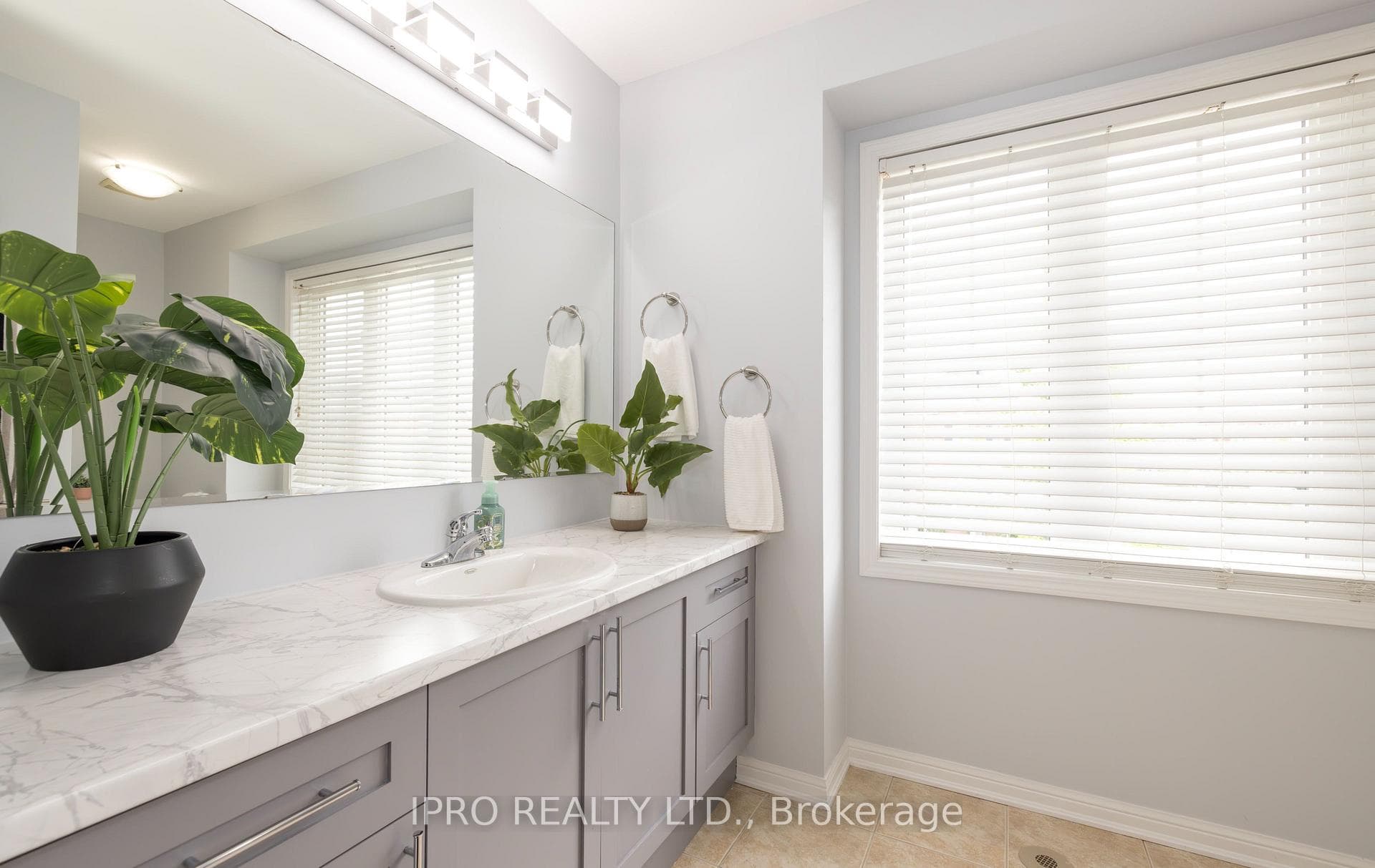 Upper Level 4 pc. Bathroom