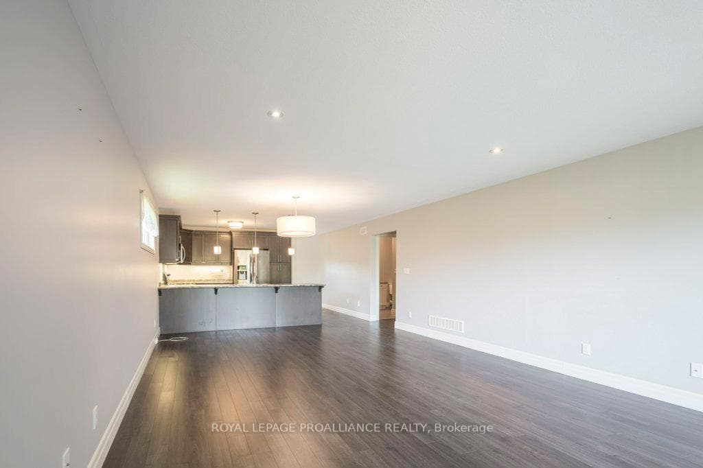 18 Tessa Boulevard photo 10