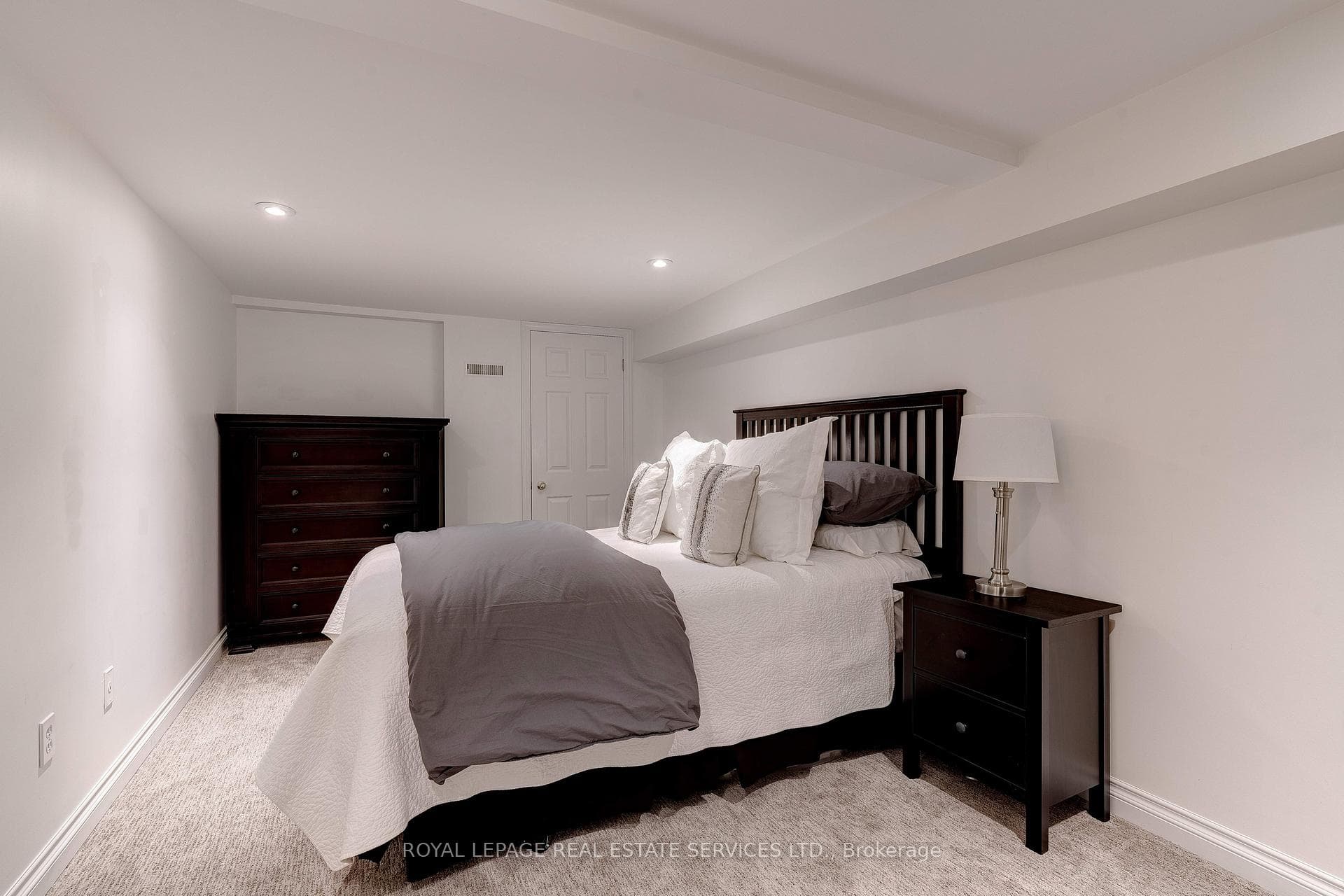 208 Somerville Place photo 34