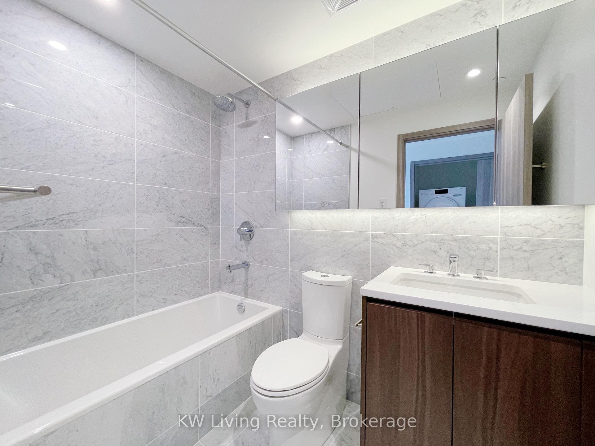 85 McMahon Drive Unit 1510 photo 4