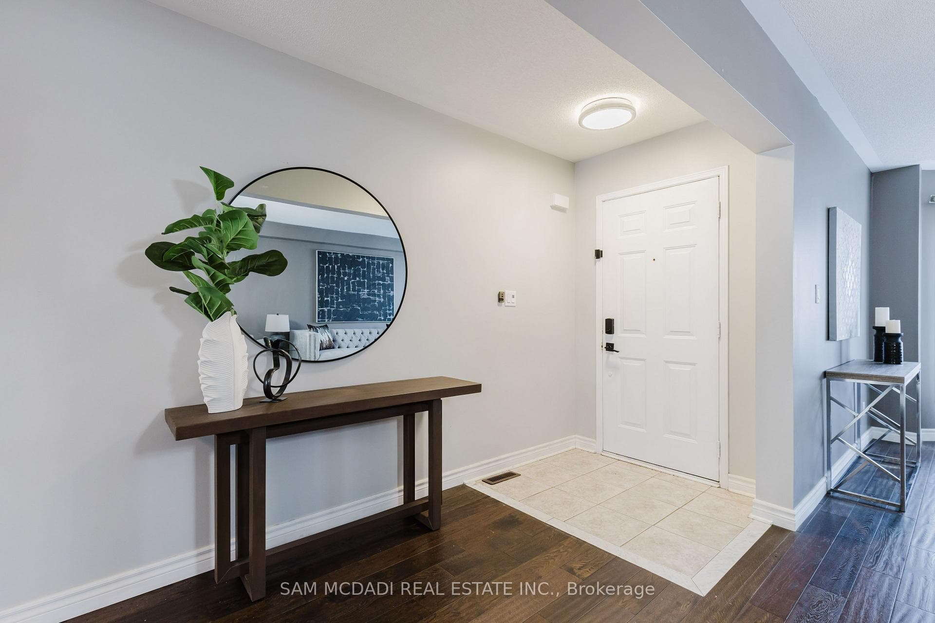 1190 Fox Crescent photo 3
