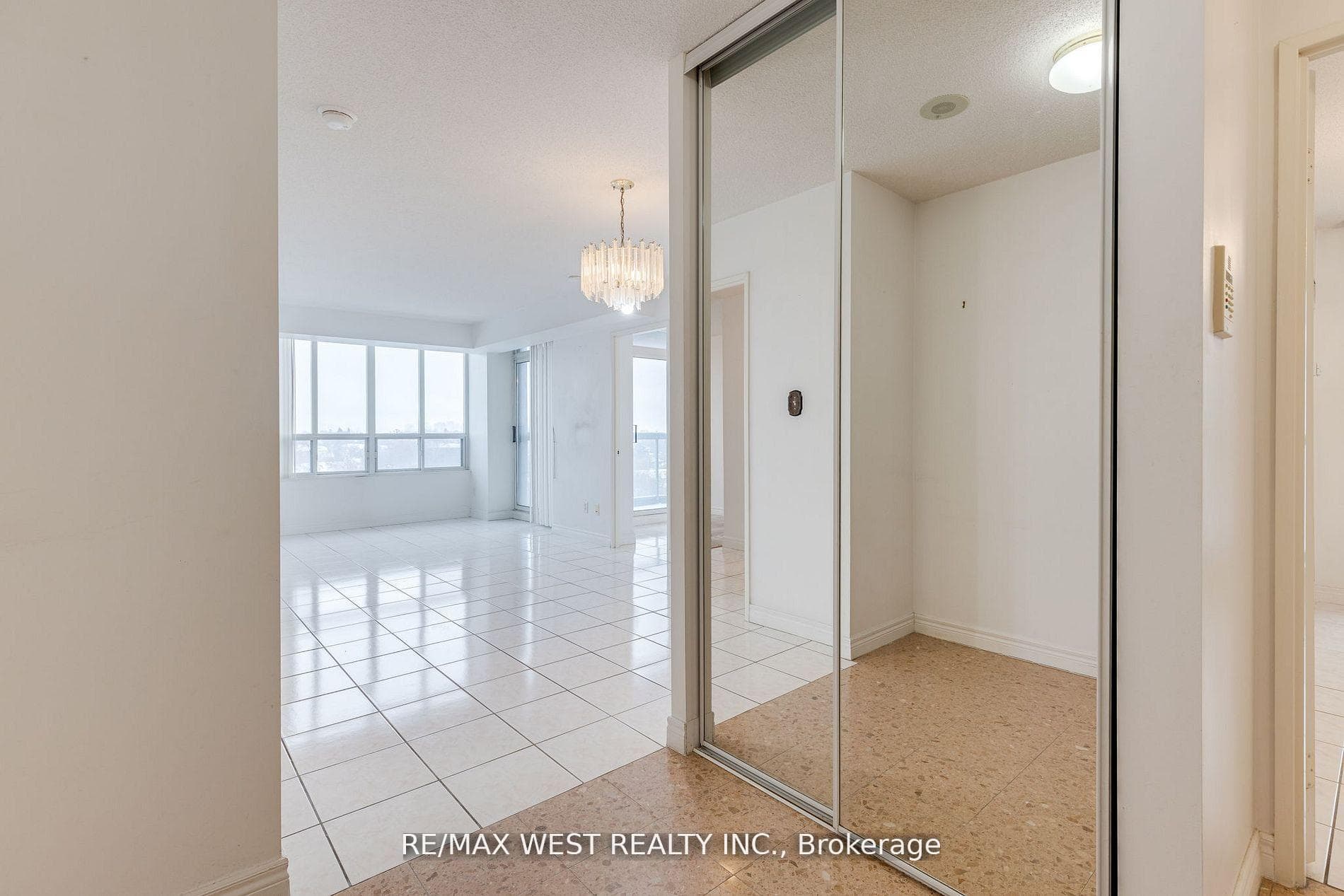 28 Empress Avenue Unit 1011 photo 3