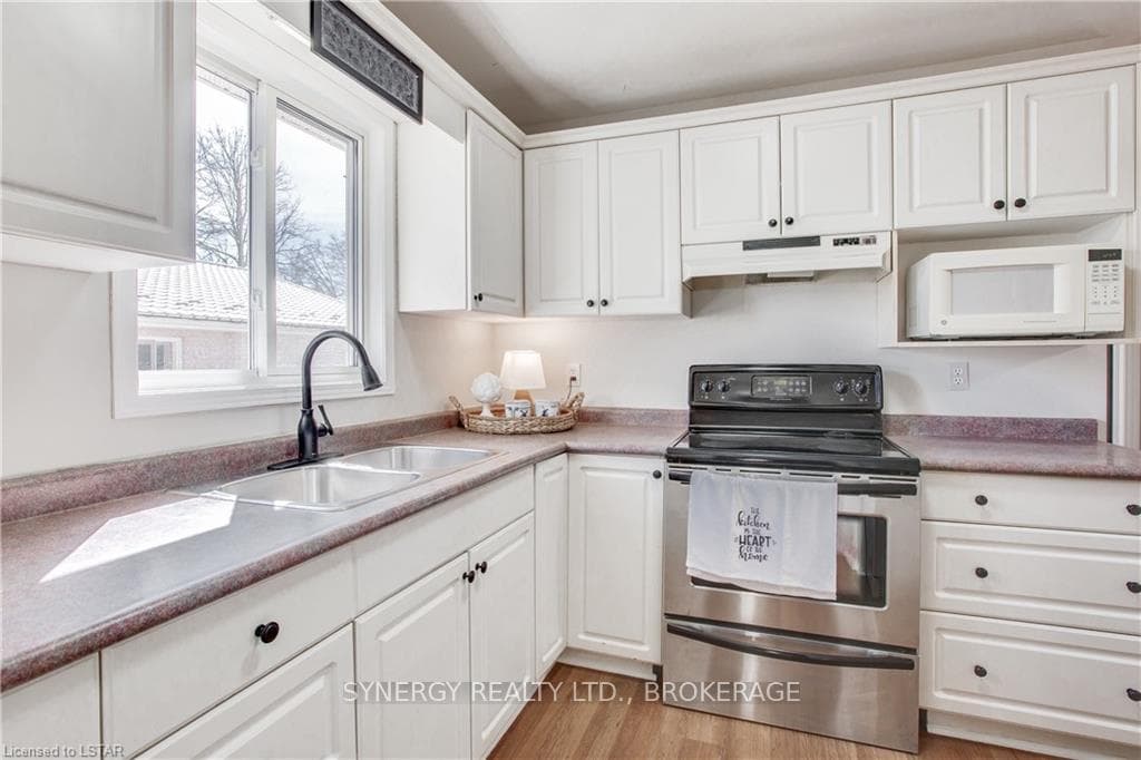 252 QUEEN Street photo 15