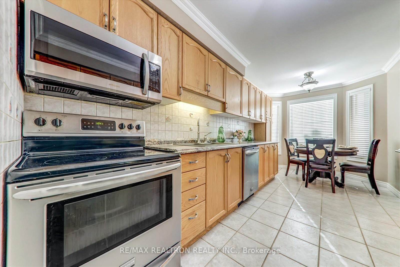 54 Stagemaster Crescent photo 12
