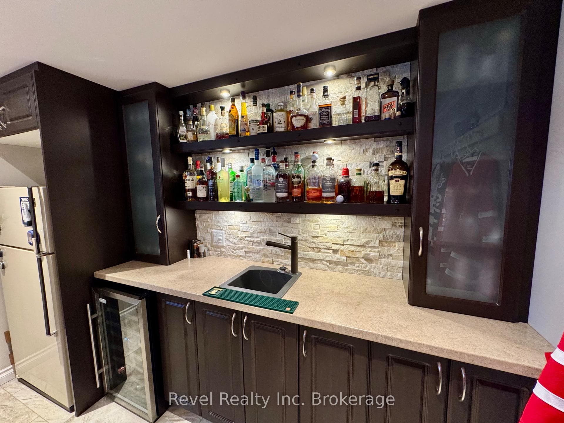 1061 Clarence Street photo 30