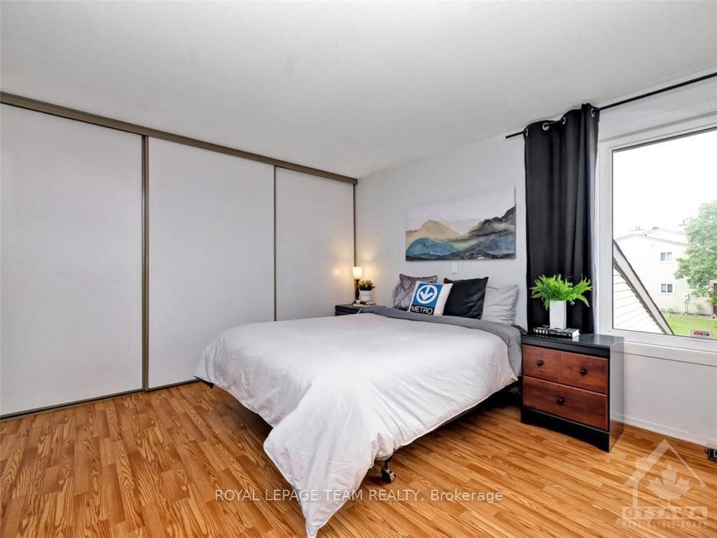 1690 SAXONY Crescent photo 21