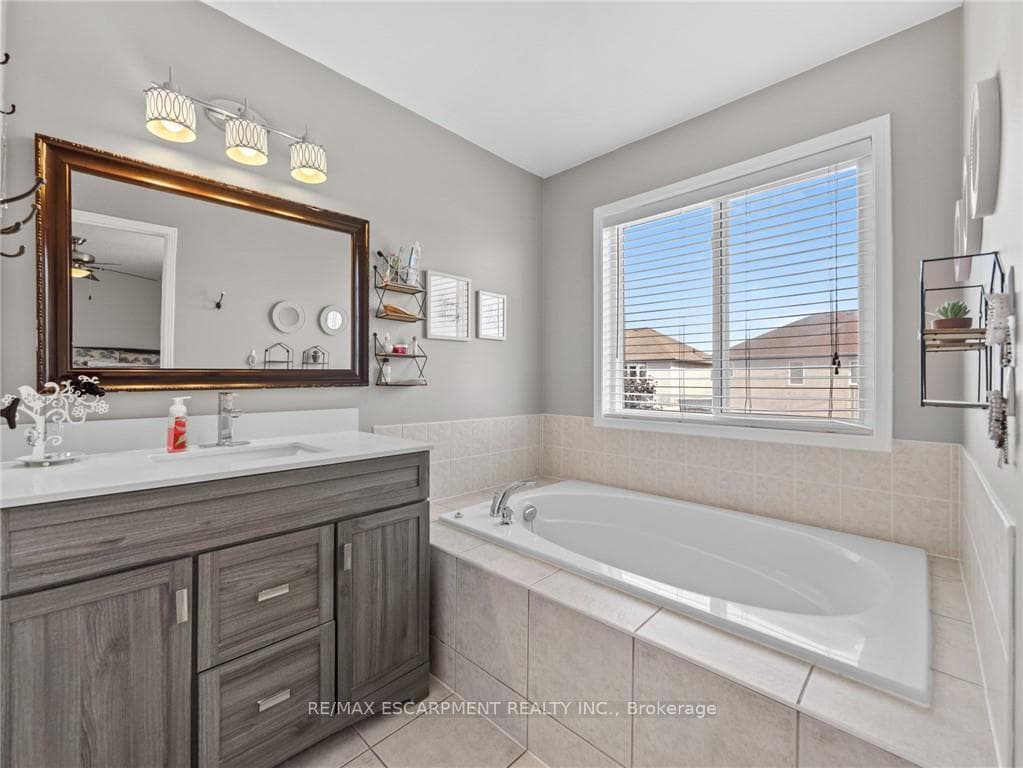 1005 Holdsworth Crescent photo 16