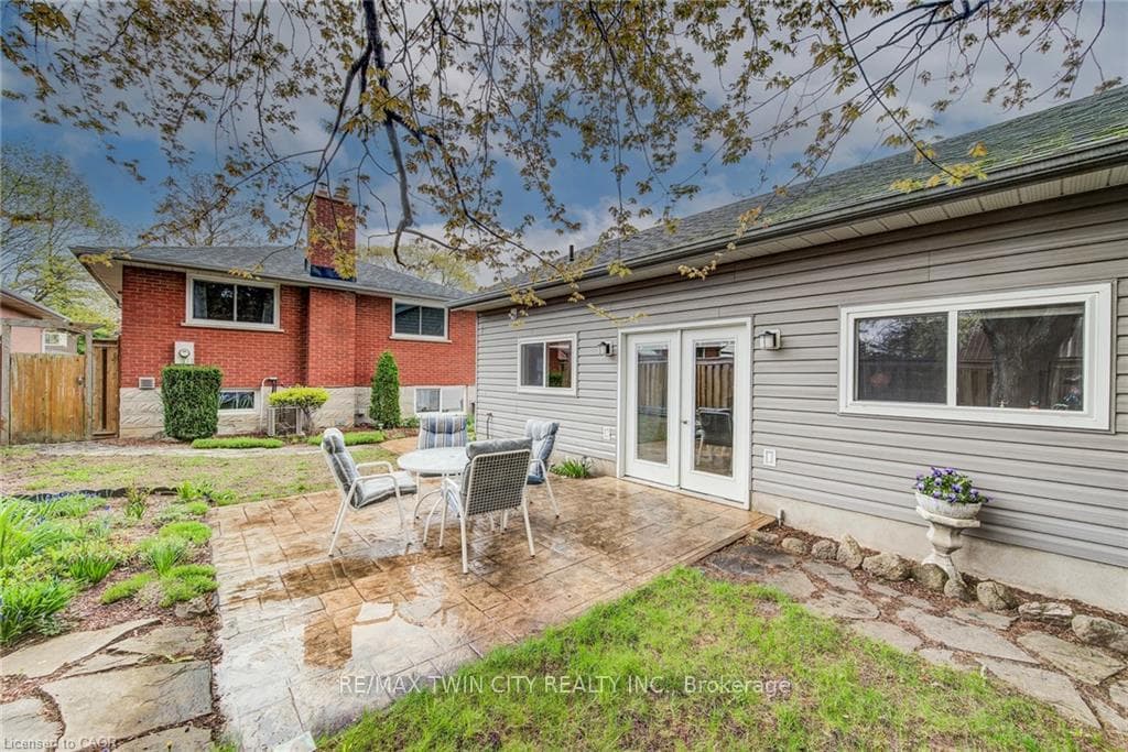 18 QUEENSTON Crescent photo 35