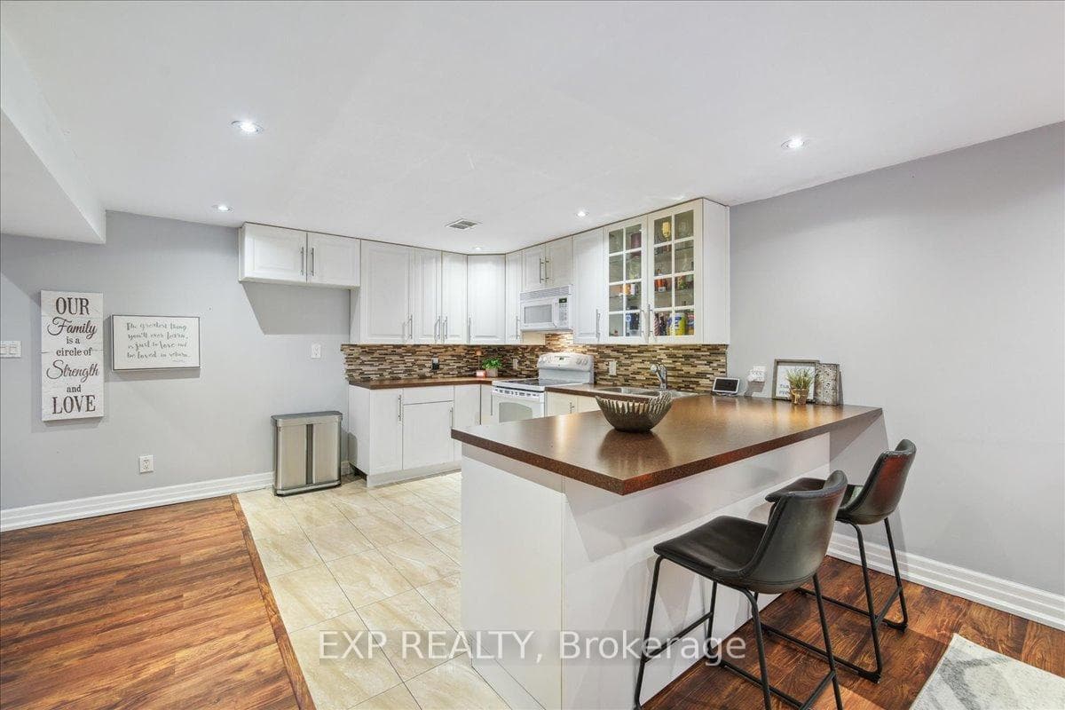 137 Kingsview Boulevard photo 27