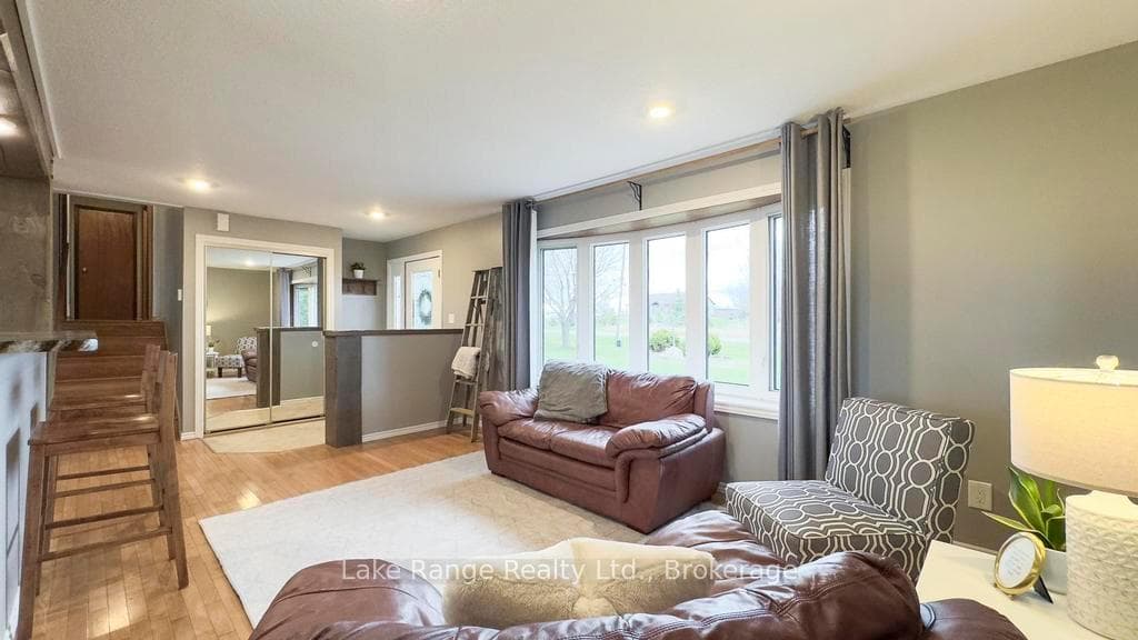734 LAKE RANGE Drive photo 8