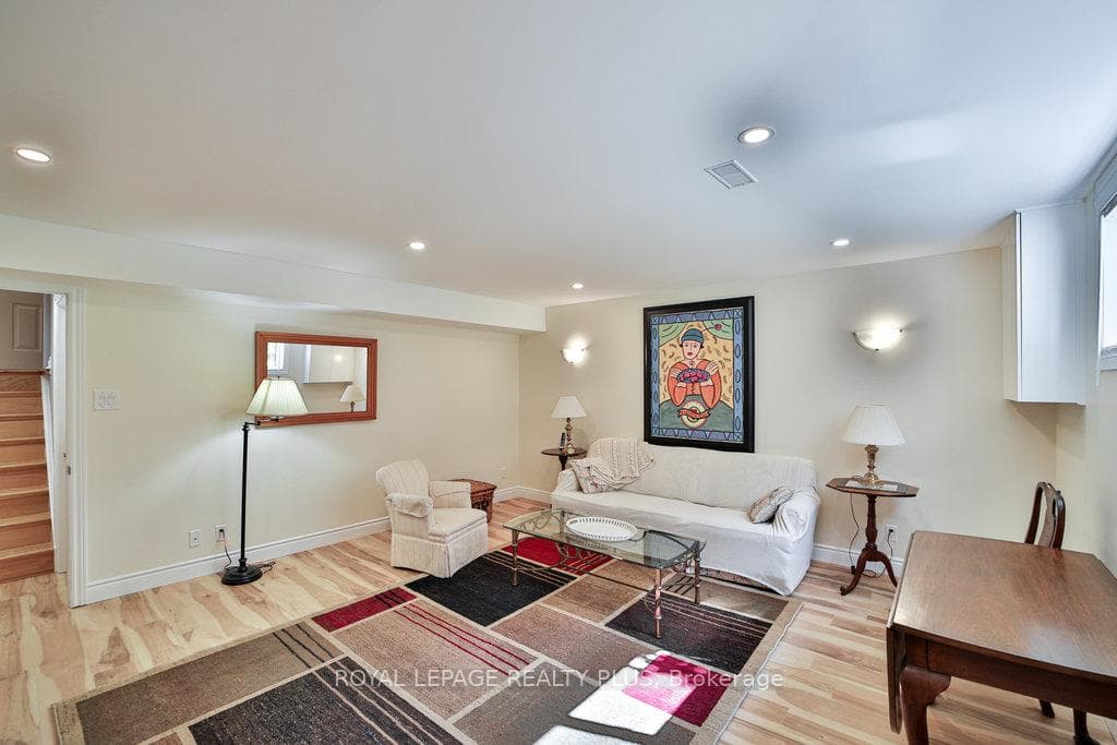 644 Maclaren Drive photo 31