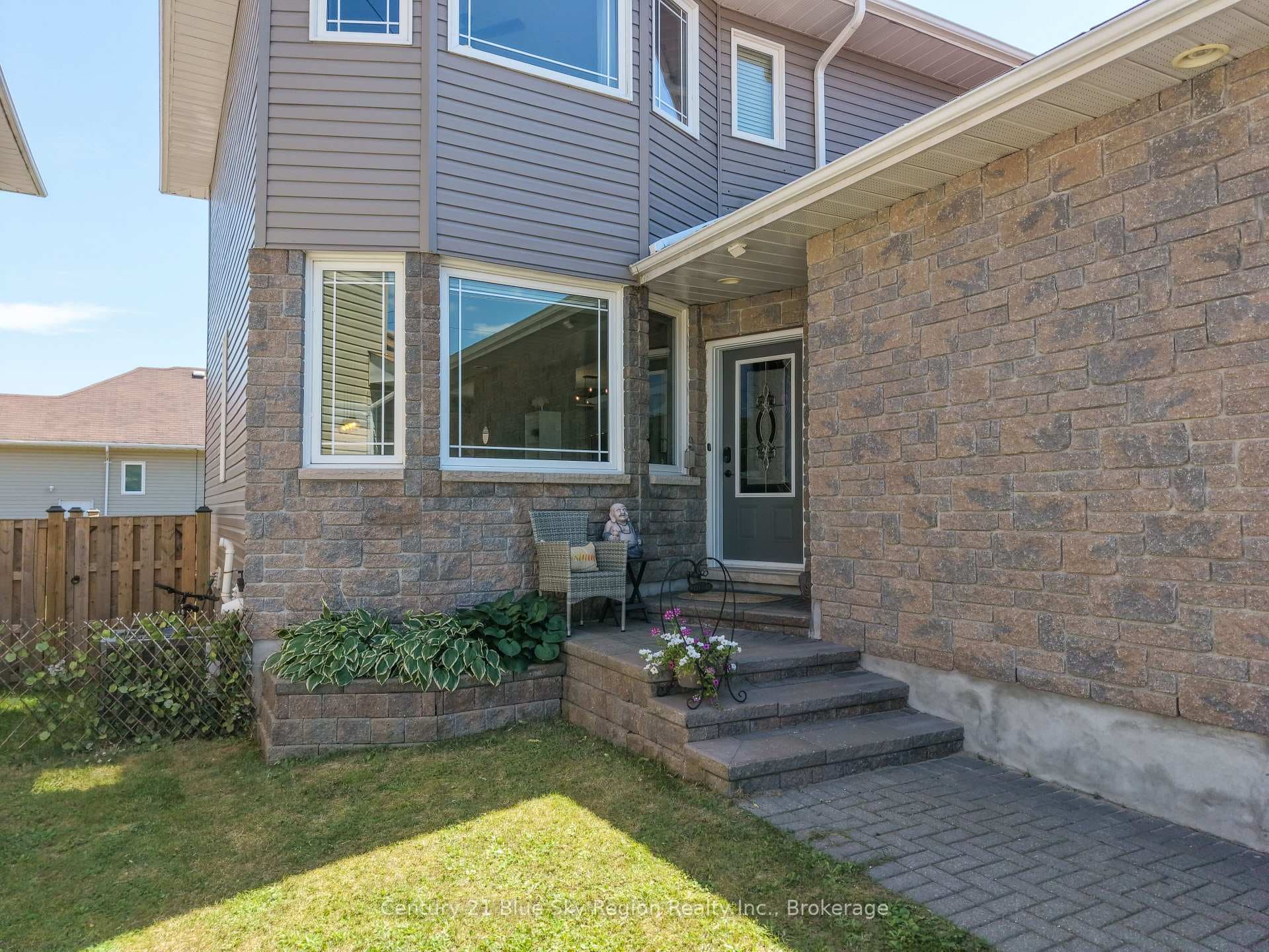 493 Norman Avenue photo 3