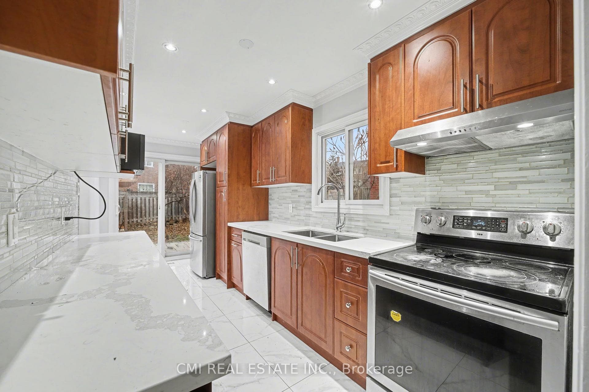 993 Lucerne Crescent photo 11