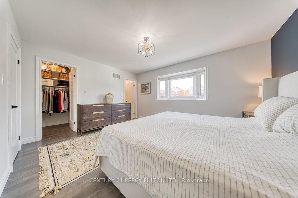 18 Booth Crescent photo 24