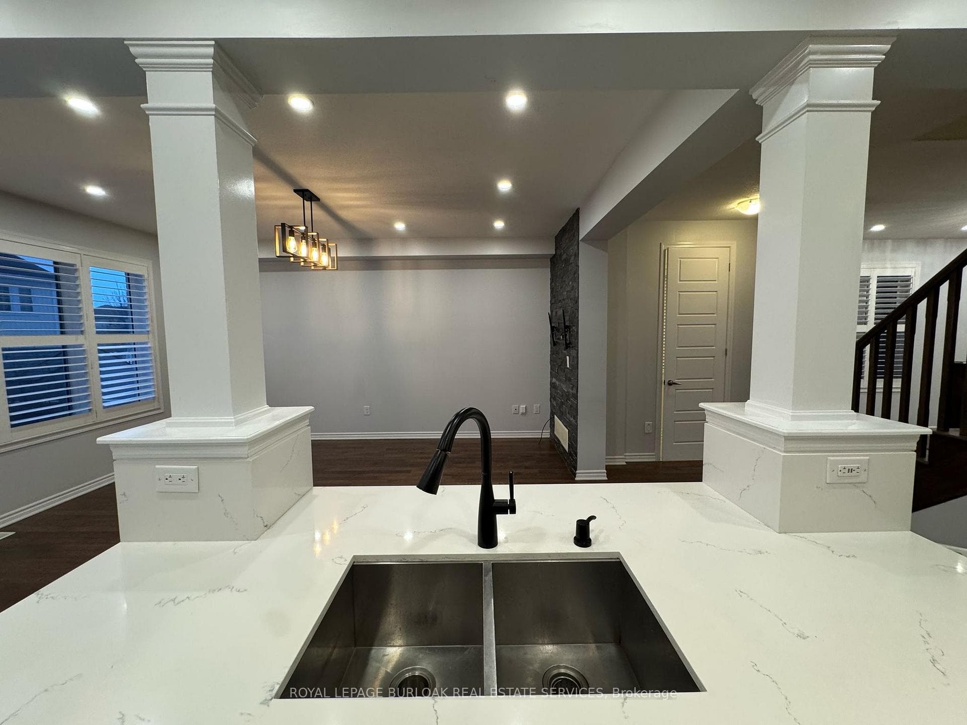209 Stillwater Crescent photo 6