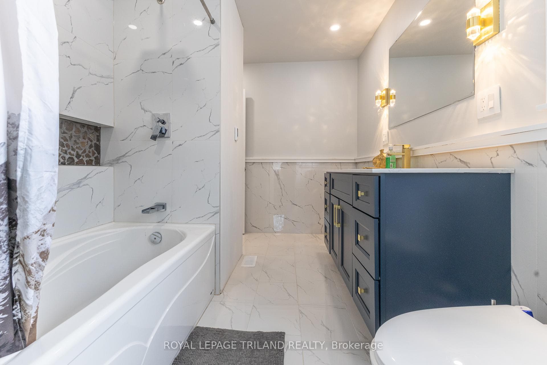 Cheater ensuite: phenomenal brand new 4 pc bath
