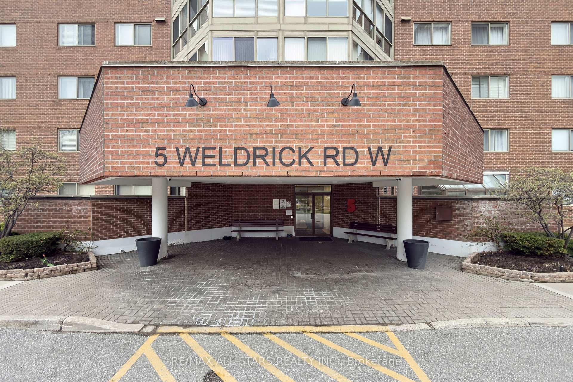 Covered entrance to building