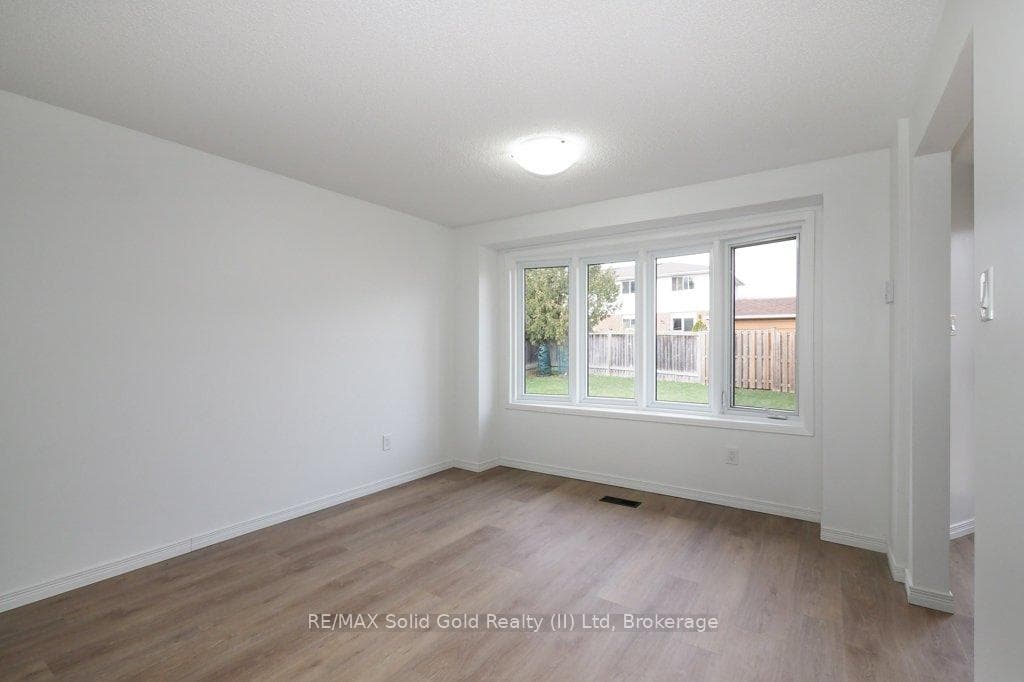 110 Bankside Drive photo 9