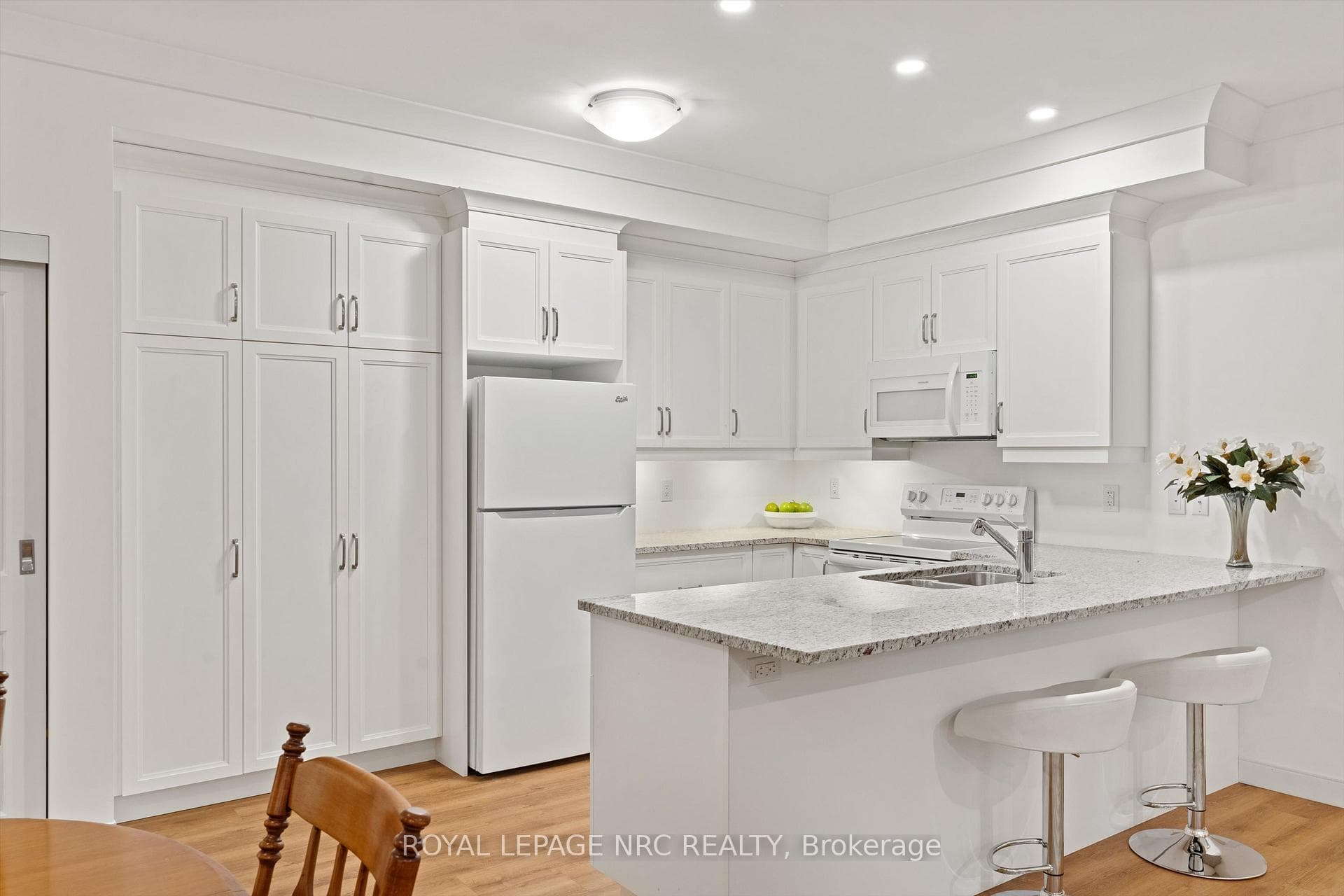 Pantry & breakfast bar