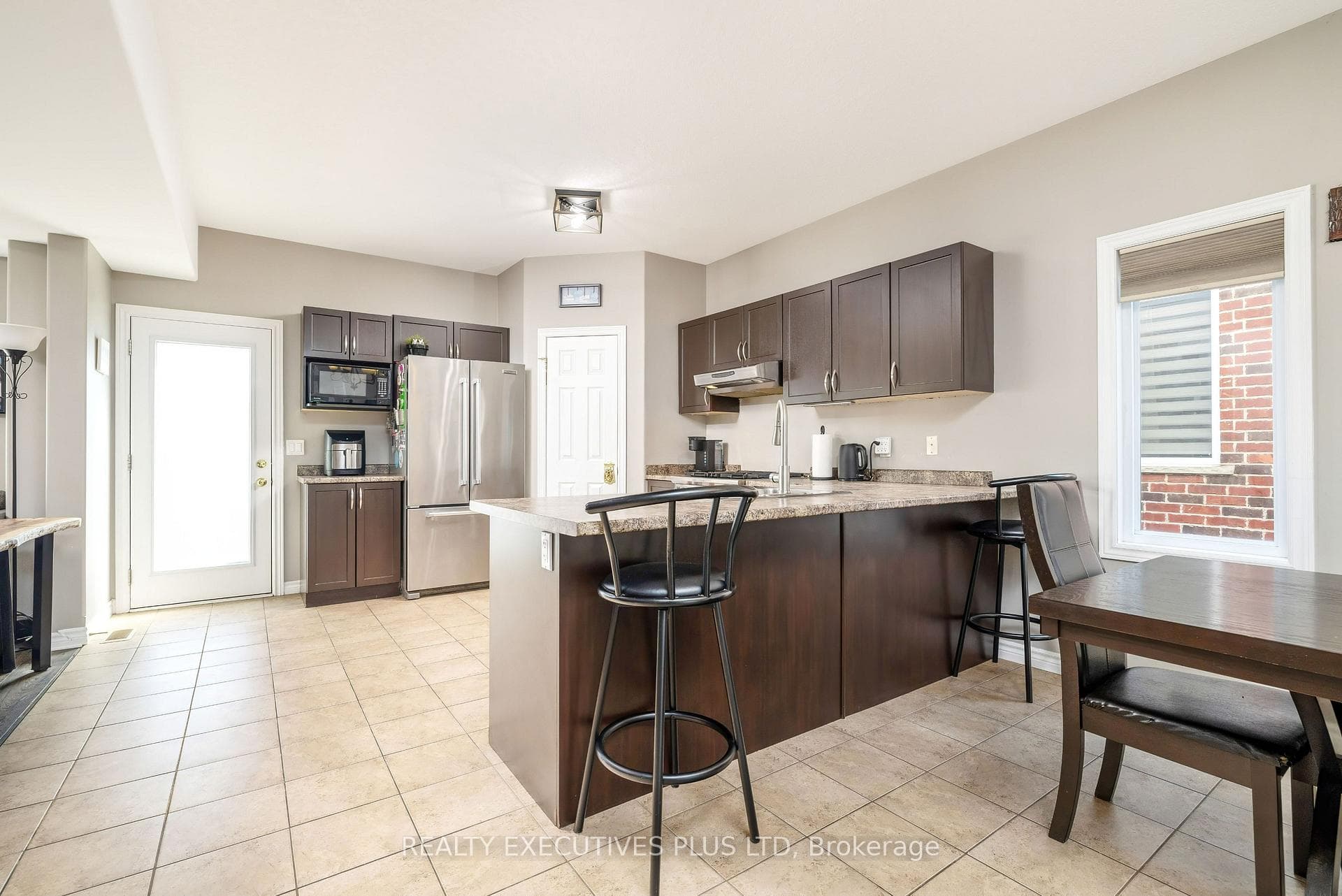 56 Dinnick Crescent photo 7