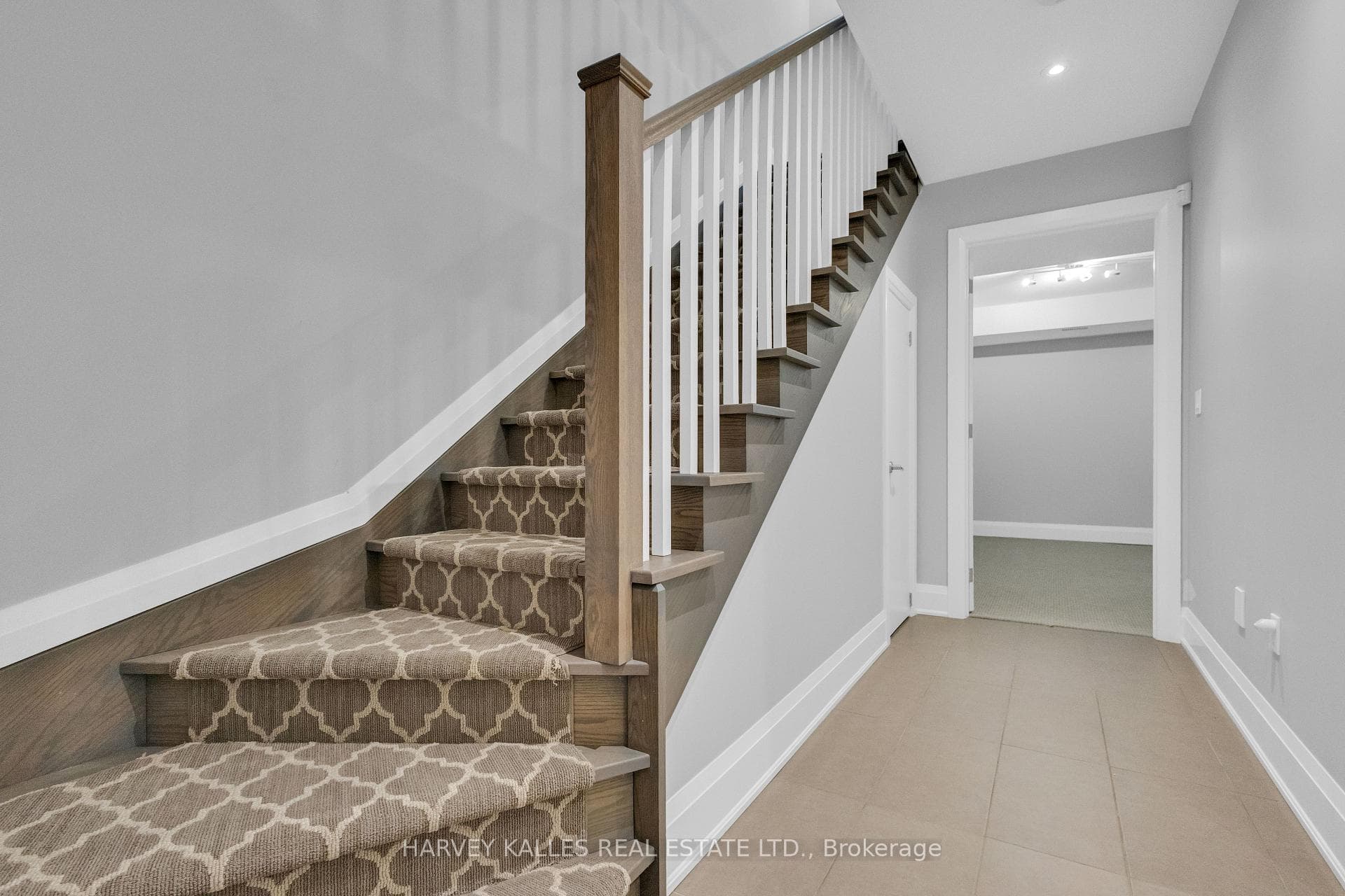 1256 Avenue Road photo 45