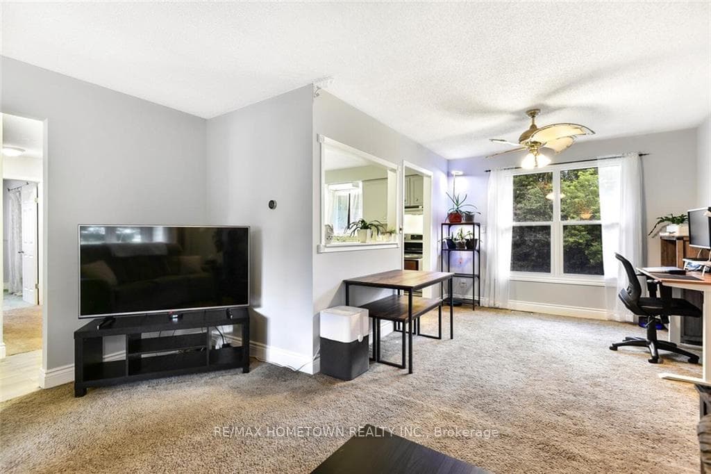 9 BERNARD Crescent photo 4
