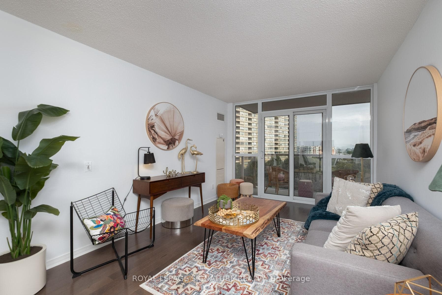Living Room w/Walk-Out to Balcony