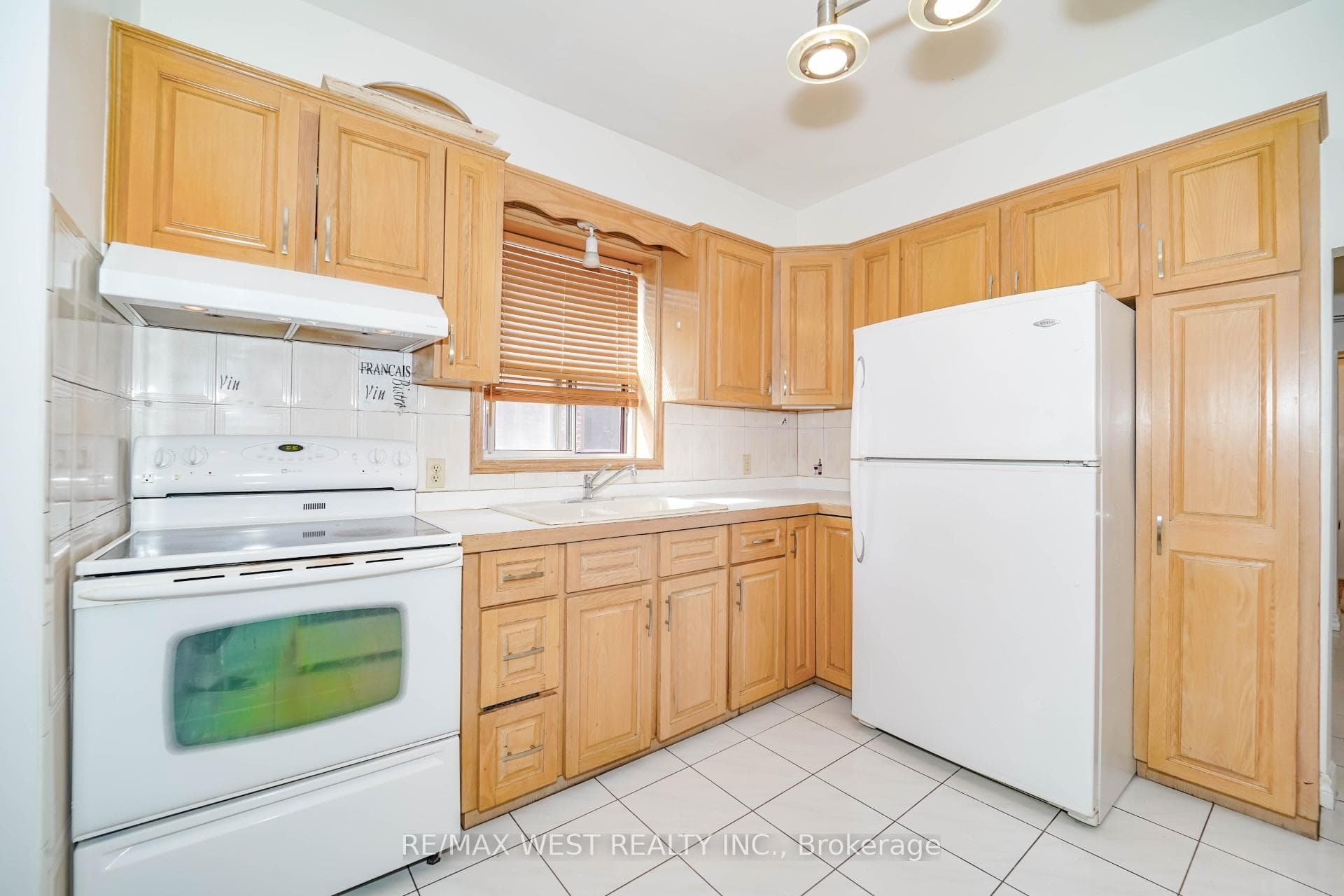 1529 Dufferin Street photo 5