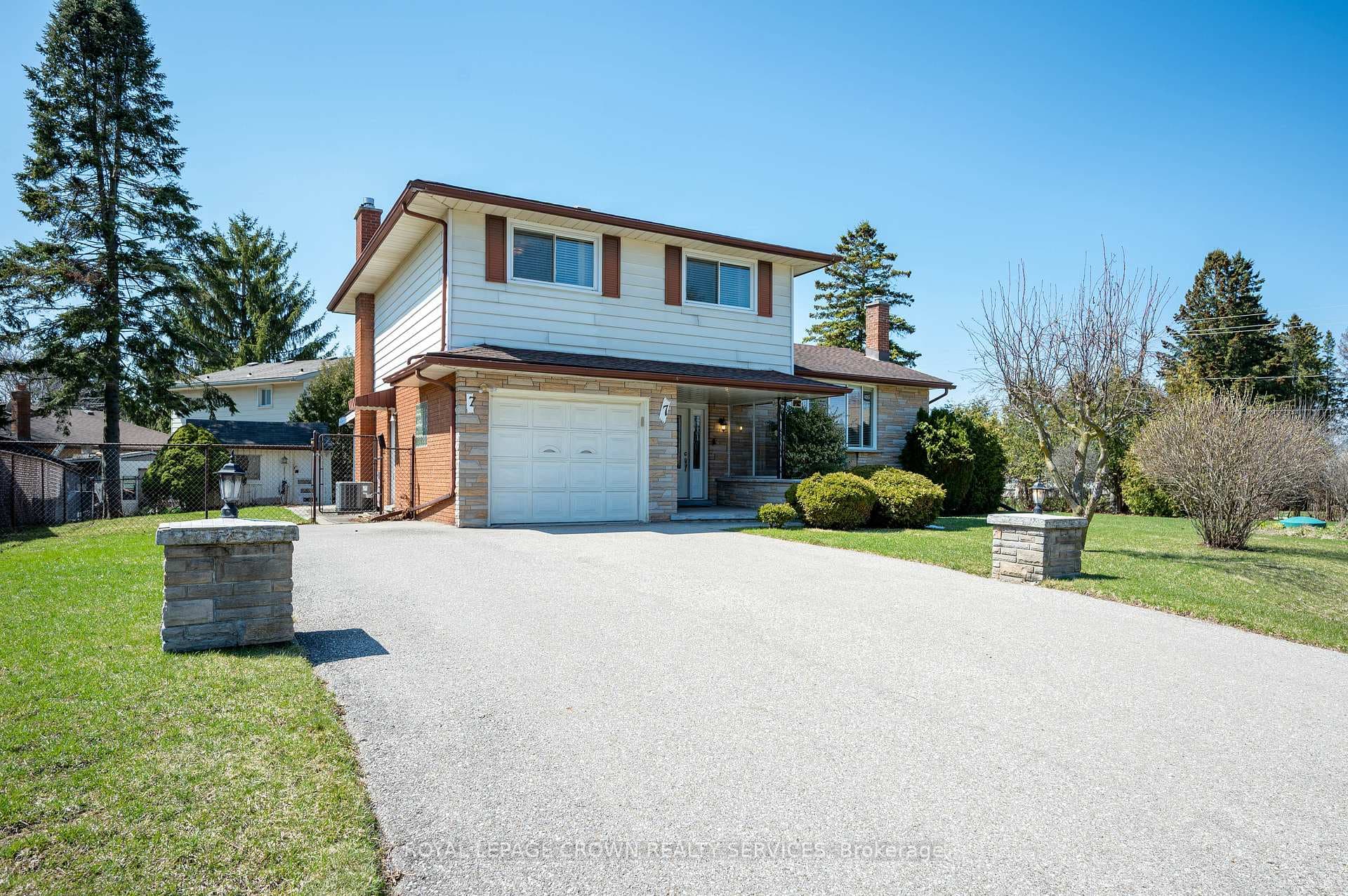 7 Lichty Crescent photo 1