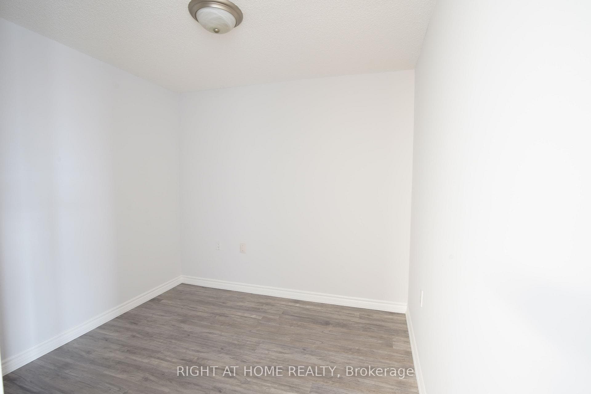 9015 Leslie Street Unit 515 photo 12