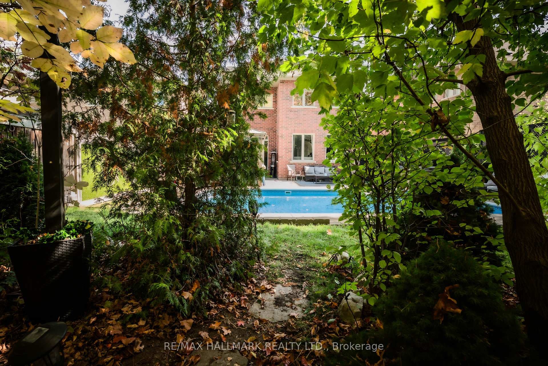 566 Maitland Drive photo 32