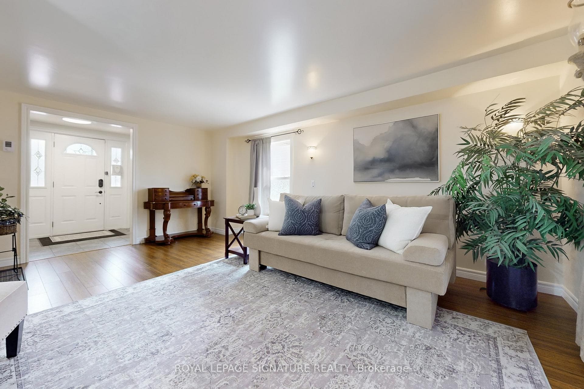 Bright Spacious Livingroom
