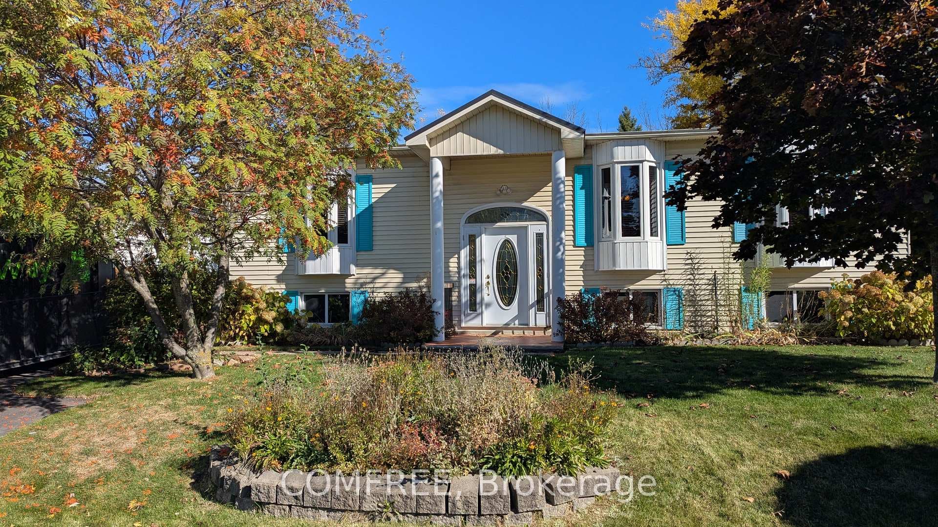 9 Woodwind Crescent photo 1