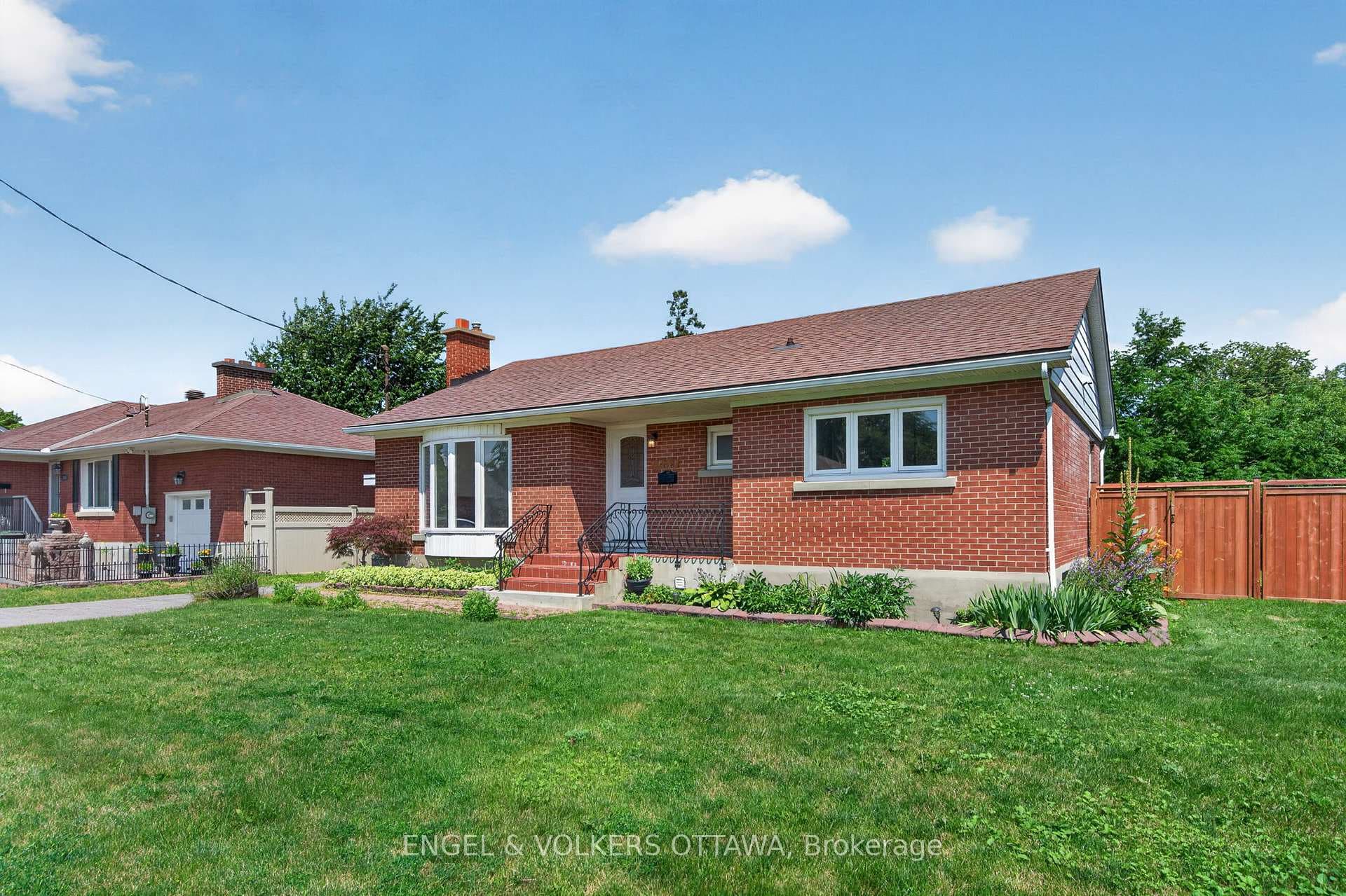 2439 Alta Vista Drive photo 2