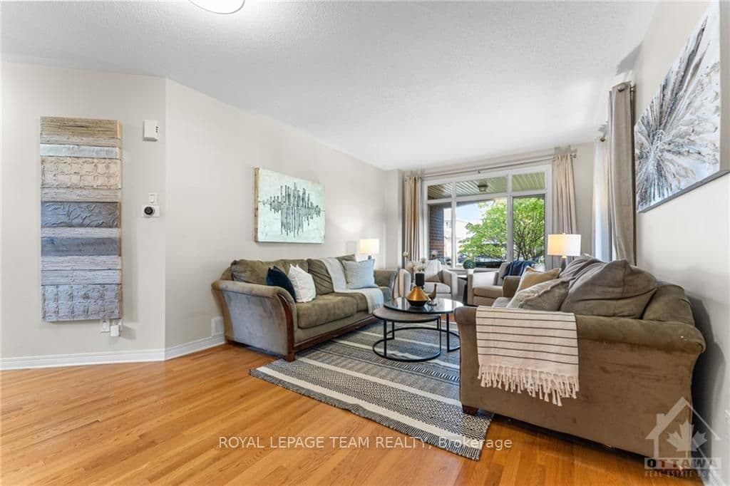 8 LOYAL HILL Crescent photo 5
