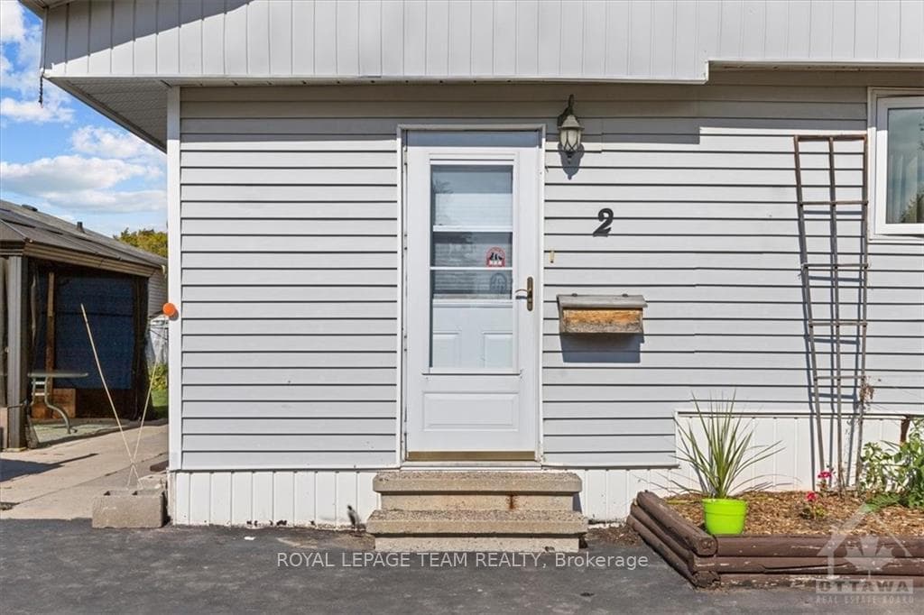 2 REDFERN Avenue photo 3