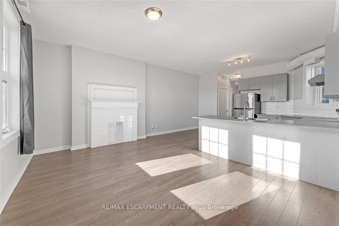657 BARTON Street Unit 302 photo 11