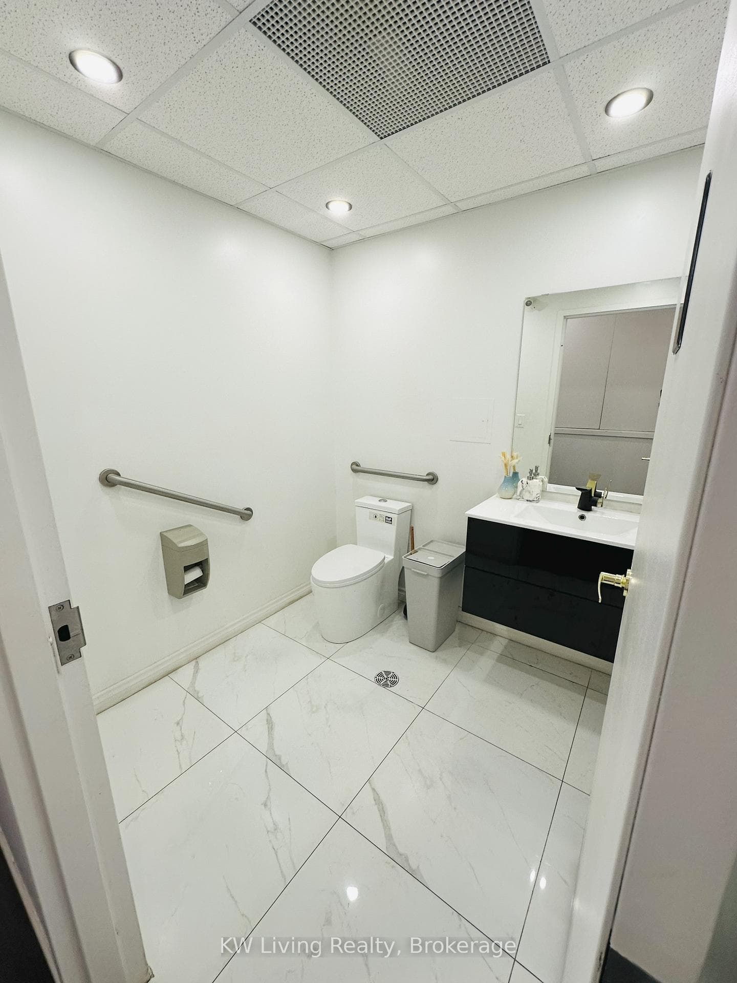 680 Queen Street photo 17