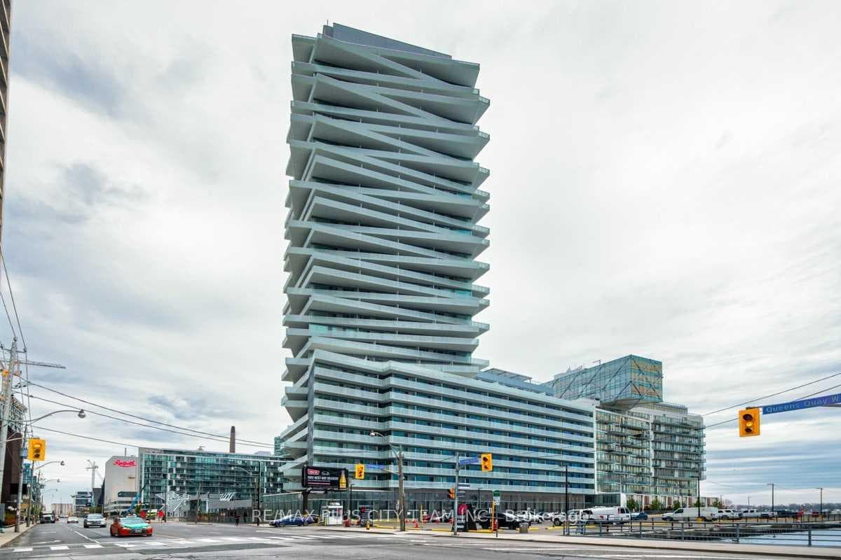 15 Queens Quay Unit 822 photo 1