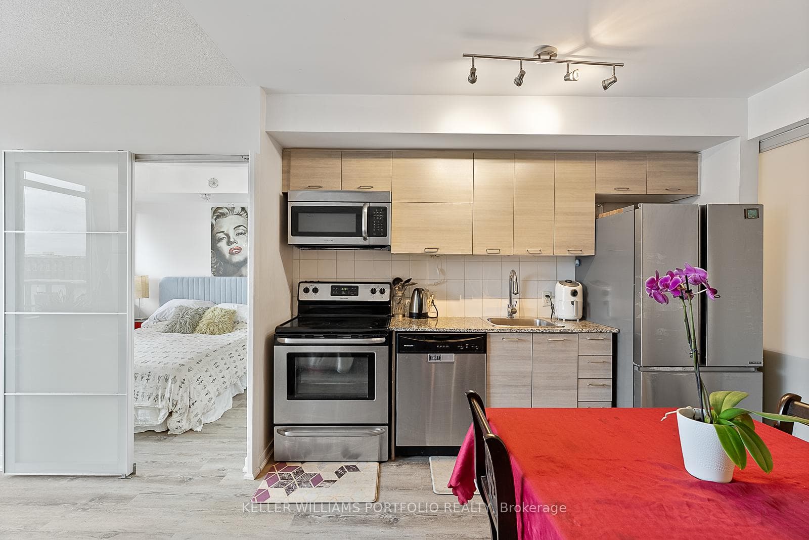 20 Joe Shuster Way Unit 815 photo 11