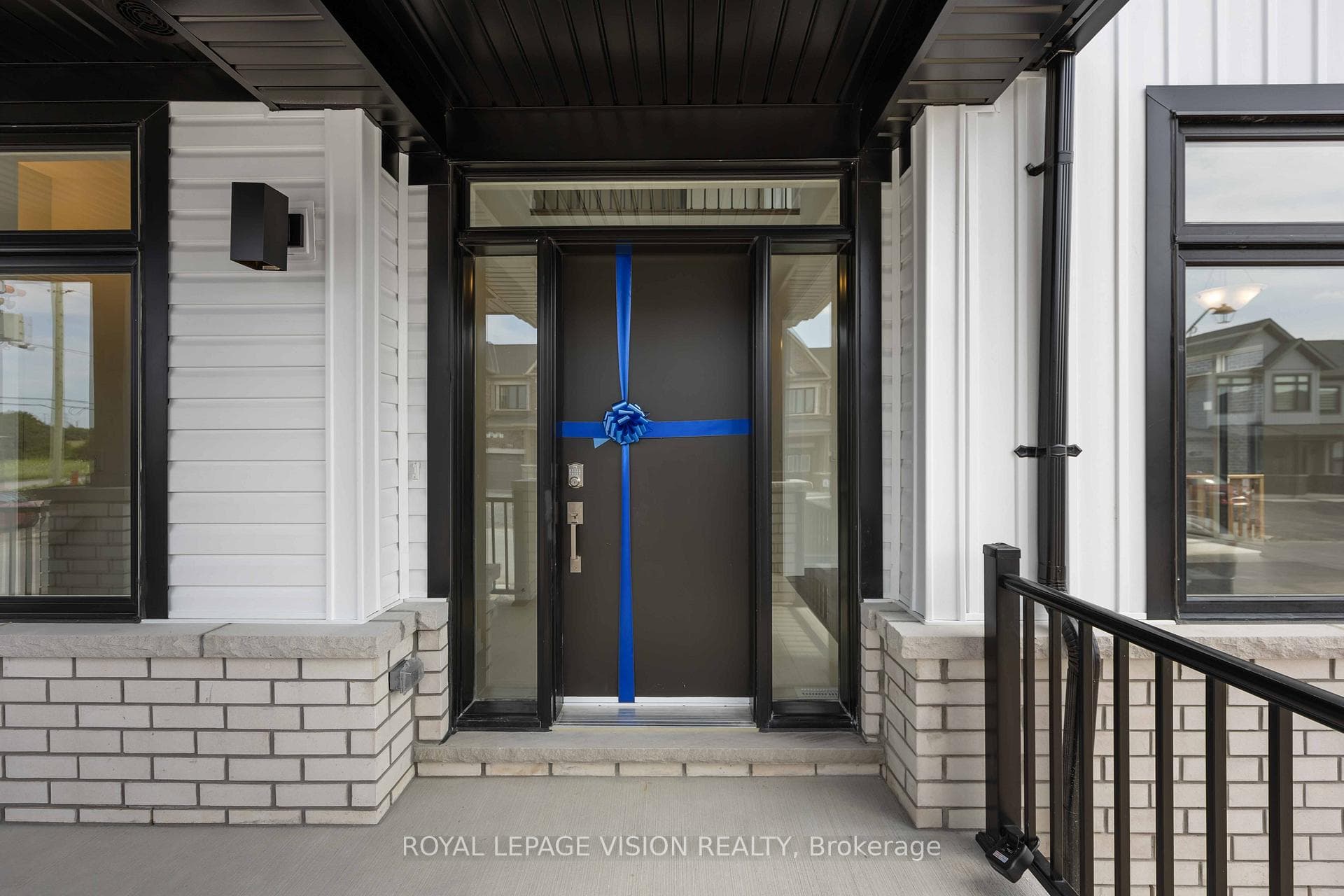 1090 Thompson Drive photo 2
